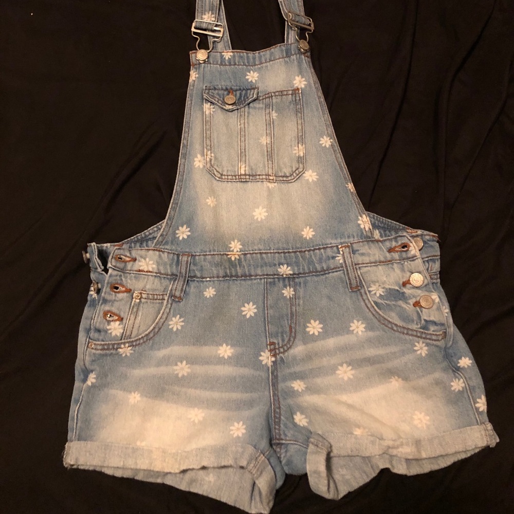 Overall shorts. 🌻☀️